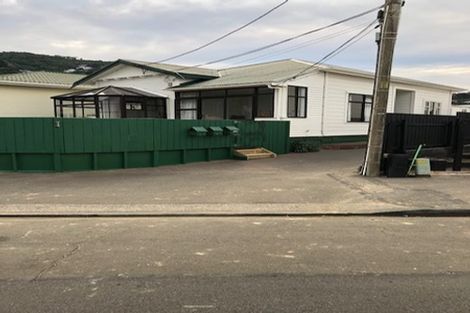 Photo of property in 118 Lyall Parade, Lyall Bay, Wellington, 6022
