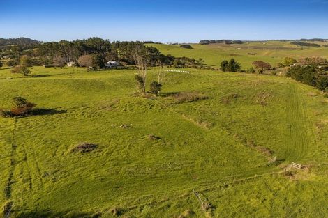Photo of property in 2640 South Head Road, South Head, Helensville, 0874