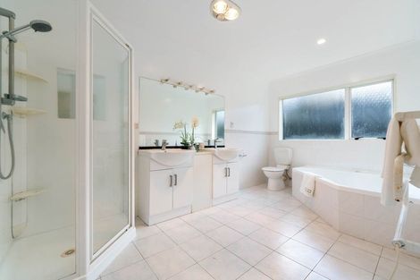 Photo of property in 31 Cricklade Terrace, Windsor Park, Auckland, 0632