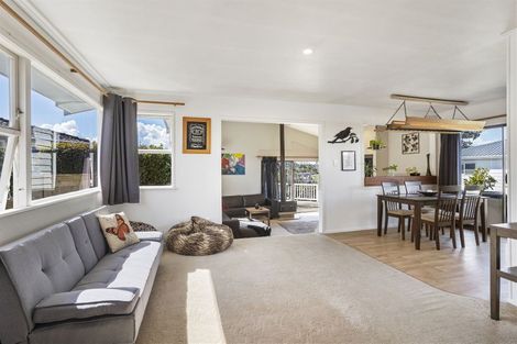 Photo of property in 5 Ngatoa Place, Glenfield, Auckland, 0629