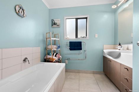 Photo of property in 13 Candlestick Place, Oteha, Auckland, 0632