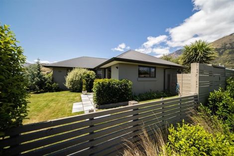 Photo of property in 1 Manorburn Place, Lake Hayes, Queenstown, 9304
