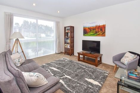 Photo of property in 22 Kilmacrennan Drive, Rosehill, Papakura, 2113