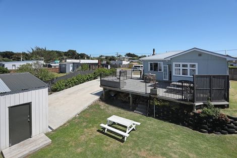 Photo of property in 21 Signal Street, Foxton Beach, Foxton, 4815