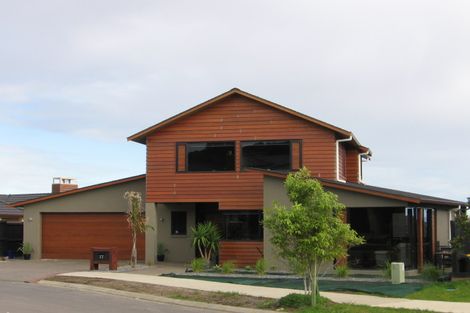 Photo of property in 17 Fernloche Place, Flat Bush, Auckland, 2016