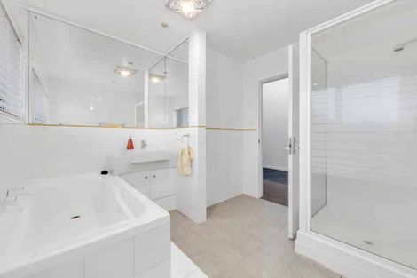 Photo of property in 18 Marina View Drive, West Harbour, Auckland, 0618