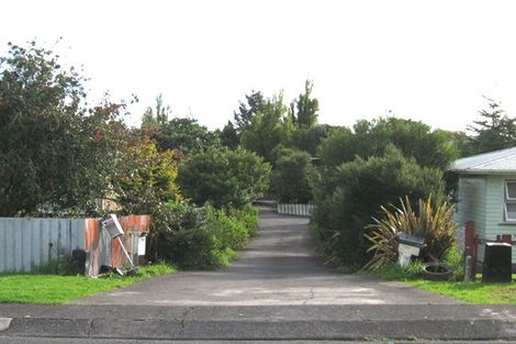 Photo of property in 2/18 Gill Avenue, Te Atatu Peninsula, Auckland, 0610