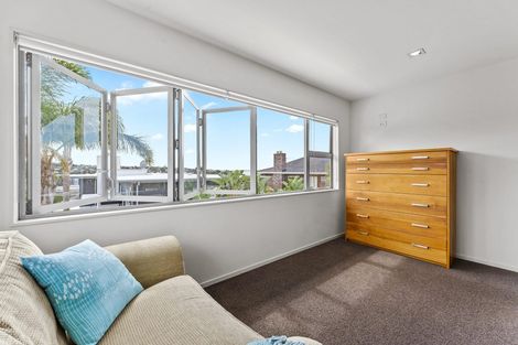Photo of property in 2a Mirwill Road, Rothesay Bay, Auckland, 0630