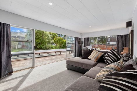 Photo of property in 13 Banksia Place, Goodwood Heights, Auckland, 2105