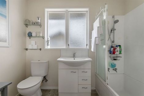 Photo of property in 7 Hueglow Rise, West Harbour, Auckland, 0618