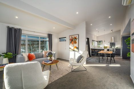 Photo of property in 6b Warrington Grove, Newlands, Wellington, 6037