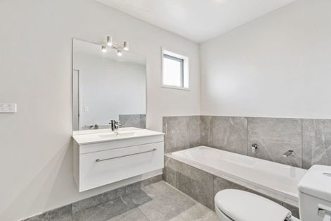 Photo of property in 10 Dumas Place, Rosehill, Papakura, 2113