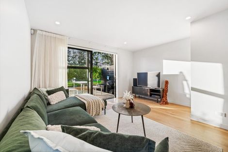 Photo of property in 3/111 Hobsonville Road, West Harbour, Auckland, 0618