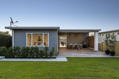 Photo of property in 17 Tindalls Bay Road, Tindalls Beach, Whangaparaoa, 0930