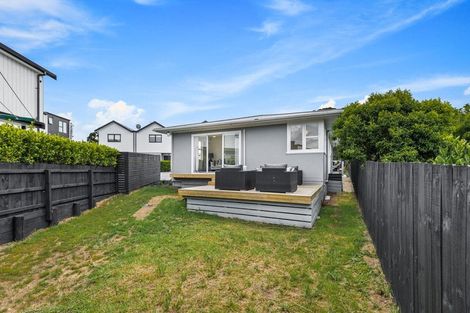 Photo of property in 2/111 Hobsonville Road, West Harbour, Auckland, 0618