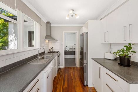 Photo of property in 4 Crewe Crescent, Hokowhitu, Palmerston North, 4410