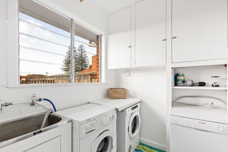 Photo of property in 21 Springs Road, Parakai, 0830