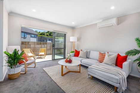 Photo of property in 6 Brindle Way, Newlands, Wellington, 6037