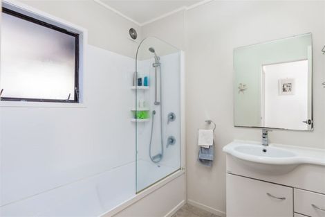 Photo of property in 5 Fitzpatrick Place, Chatswood, Auckland, 0626