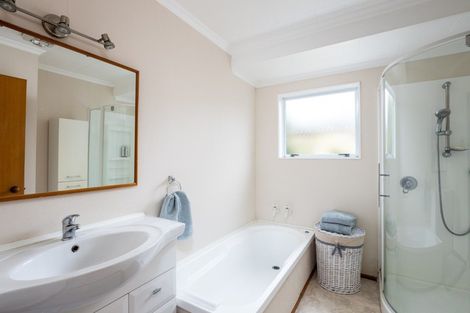 Photo of property in 68 Riversdale Drive, Merrilands, New Plymouth, 4312