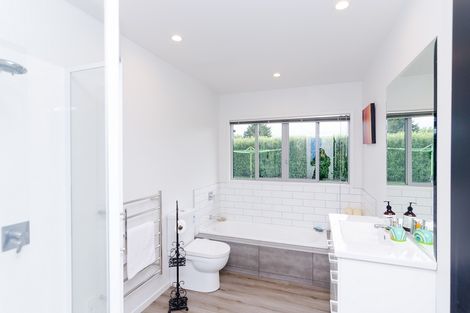 Photo of property in 2 The Glade, Carterton, 5713