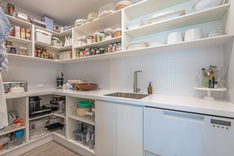 Photo of property in 96 Johnstone Drive, Fitzherbert, Palmerston North, 4410