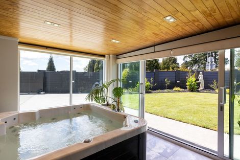 Photo of property in 163 Lake Crescent, Hamilton Lake, Hamilton, 3204