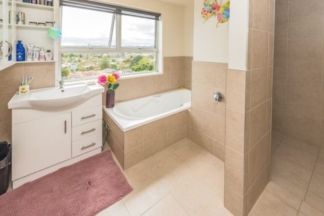 Photo of property in 27 Wairere Road, Bastia Hill, Whanganui, 4500