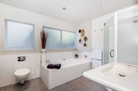 Photo of property in 42 Ravenwood Drive, Forrest Hill, Auckland, 0620