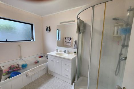 Photo of property in 182a Whites Line East, Waiwhetu, Lower Hutt, 5010