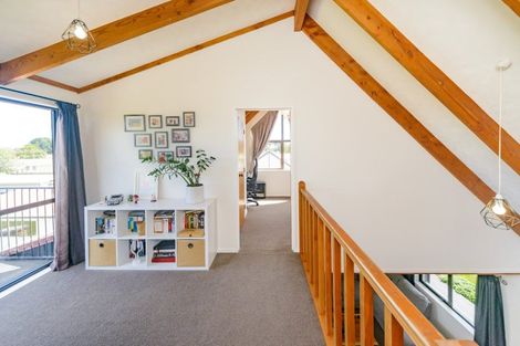 Photo of property in 32 Suzanne Grove, Kelvin Grove, Palmerston North, 4414