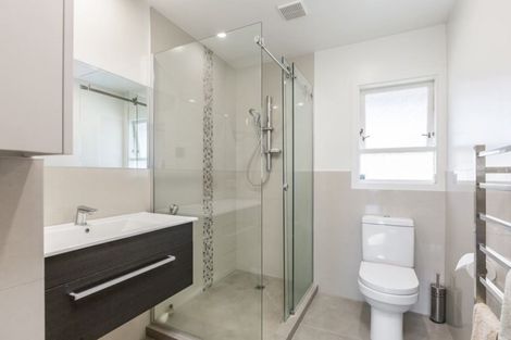 Photo of property in 82 Sylvan Avenue, Northcote, Auckland, 0627