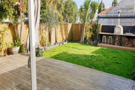 Photo of property in 276 Point Chevalier Road, Point Chevalier, Auckland, 1022