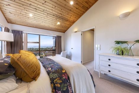 Photo of property in 20 Bernleigh Terrace, West Harbour, Auckland, 0618