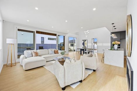 Photo of property in 40a The Esplanade, Eastern Beach, Auckland, 2012