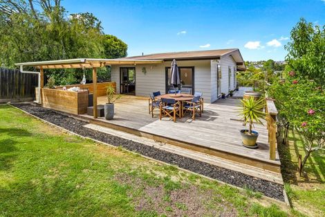 Photo of property in 11 Cottam Grove, Northcross, Auckland, 0632