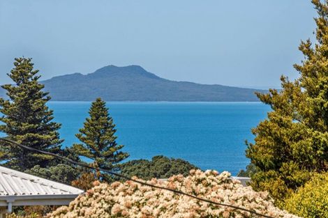 Photo of property in 35 Bayview Road, Browns Bay, Auckland, 0630