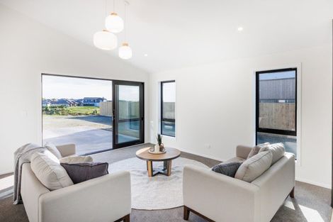 Photo of property in 75 Atlantic Drive, Fitzherbert, Palmerston North, 4410