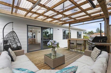 Photo of property in 49 Springs Road, Parakai, 0830