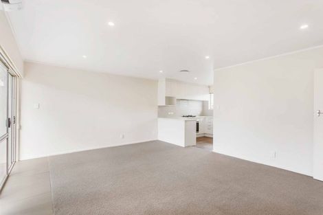 Photo of property in 2/5 Sylvan Crescent, Te Atatu South, Auckland, 0610