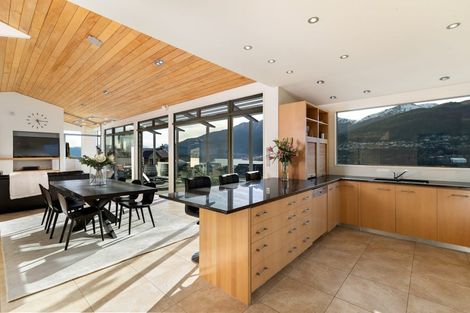 Photo of property in 4 Elizabeth Place, Kelvin Heights, Queenstown, 9300