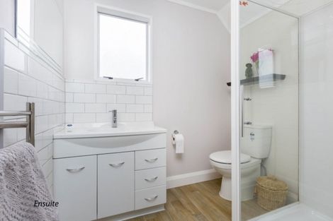 Photo of property in 2 Serenity Grove, Maoribank, Upper Hutt, 5018