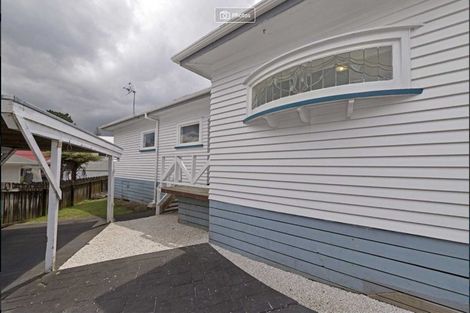 Photo of property in 1/23 Luckens Road, West Harbour, Auckland, 0618
