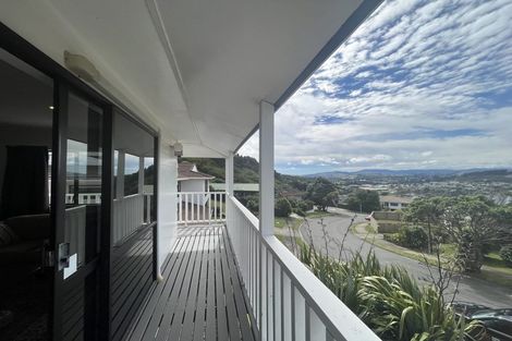 Photo of property in 18 Saint Aidans Way, Tawa, Wellington, 5028