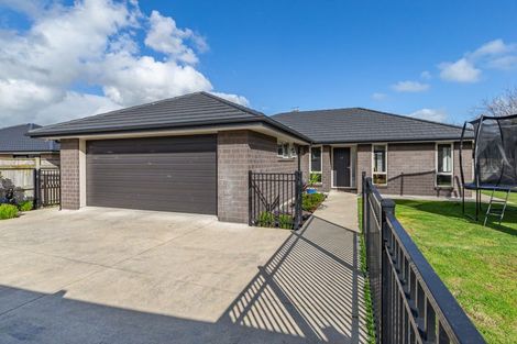 Photo of property in 15 Barry Curtis Place, Levin, 5510