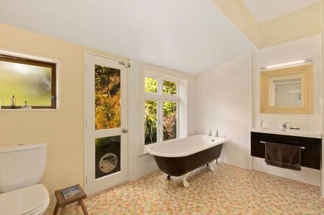 Photo of property in 15 Pitoitoi Road, Days Bay, Lower Hutt, 5013