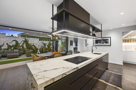 Photo of property in 222 Hurstmere Road, Takapuna, Auckland, 0622