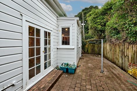 Photo of property in 64 Kelburn Parade, Kelburn, Wellington, 6012