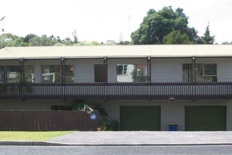 Photo of property in 33a Lyons Avenue, Murrays Bay, Auckland, 0630