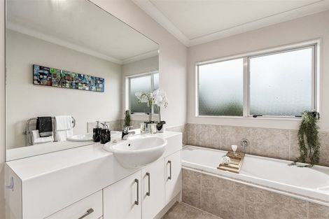 Photo of property in 22 Rising Parade, Fairview Heights, Auckland, 0632